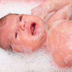 Come fare il bagnetto a un neonato